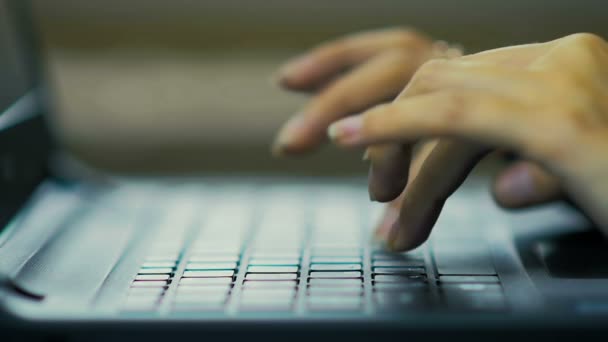 LOW MOTION: Close-up de mãos femininas imprime texto no teclado do laptop em casa
. - Filmagem, Vídeo