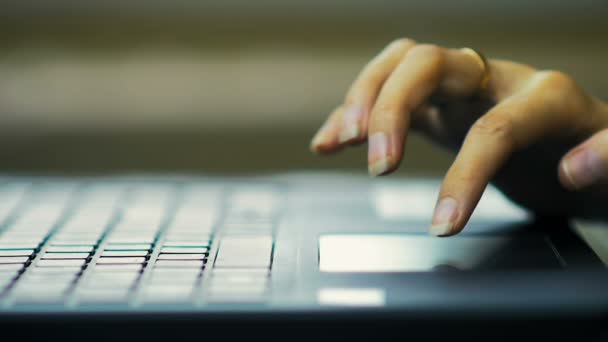 Slow Motion: Close-up van een vrouwelijke Hand met Touch-Pad op de Laptop om thuis te zitten - Video