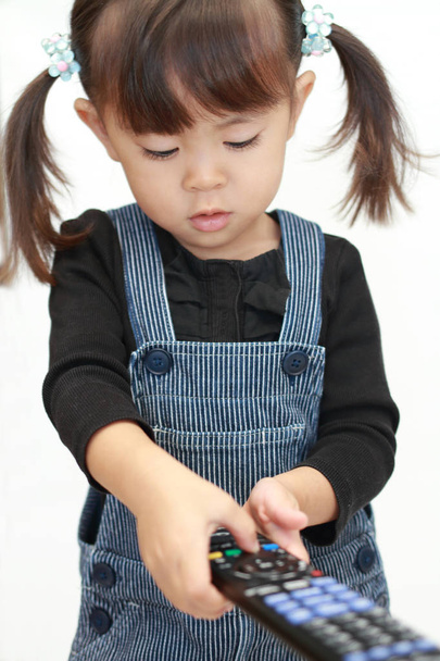 リモート コント ローラー (3 歳の日本の女の子) - 写真・画像