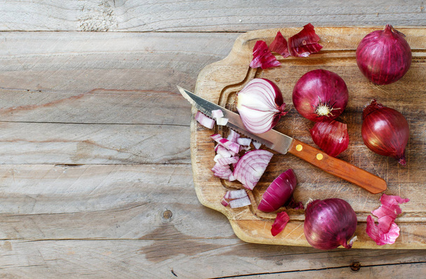 Red onions with a knife - Foto, afbeelding