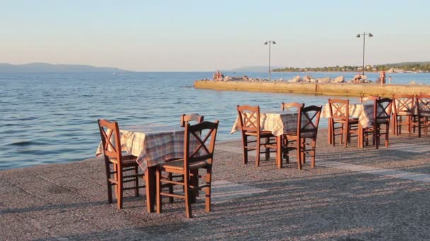 Wieczorem tradycyjna grecka tawerna, restauracja nad morzem otwartym - Materiał filmowy, wideo