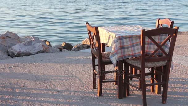 Geleneksel Yunan tavernası, açık denizin kenarında Restoran akşamları - Video, Çekim