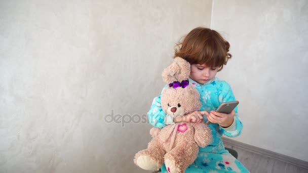 Little girl with friend listening music on phone. - Footage, Video