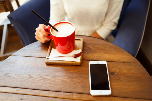 Žena píšící textovou zprávu na chytrém telefonu v kavárně - Fotografie, Obrázek
