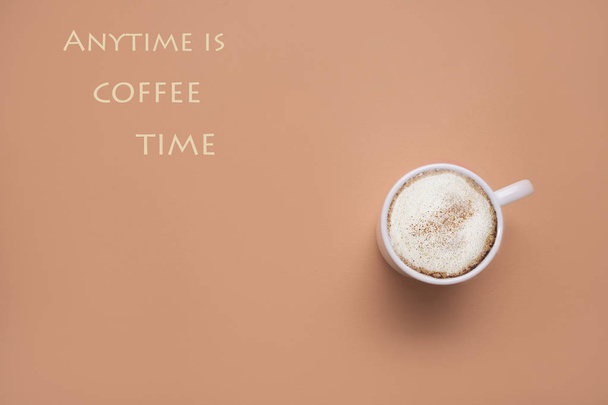 tasse de café avec cappuccino sur fond pastel vue de dessus
 - Photo, image