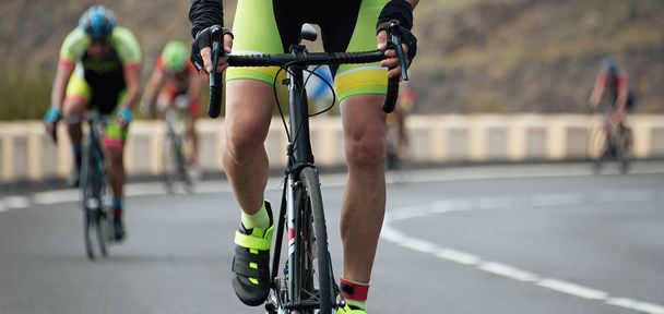 Cyclistes avec vélos de course
 - Photo, image