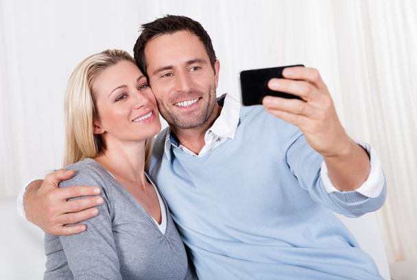 Couple photographing themselves on a mobile - Foto, Imagen