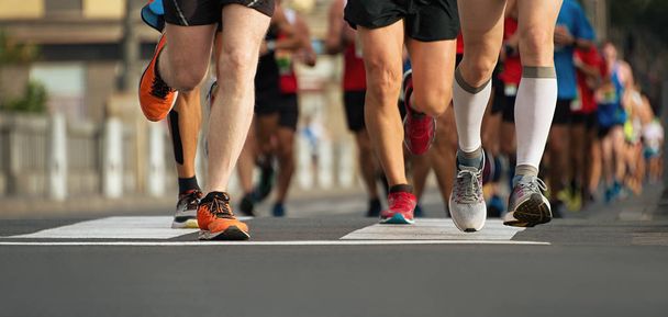 Maratoneti che corrono sulla strada della città
 - Foto, immagini