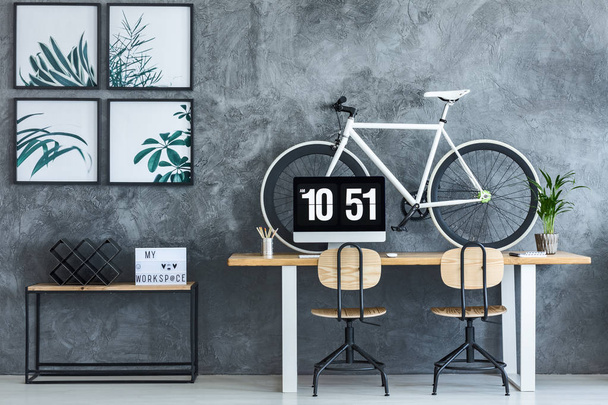 Bicycle standing on desk - Фото, зображення
