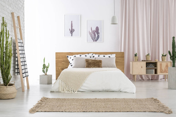 Spacious bedroom with cactus motif - Foto, Imagem