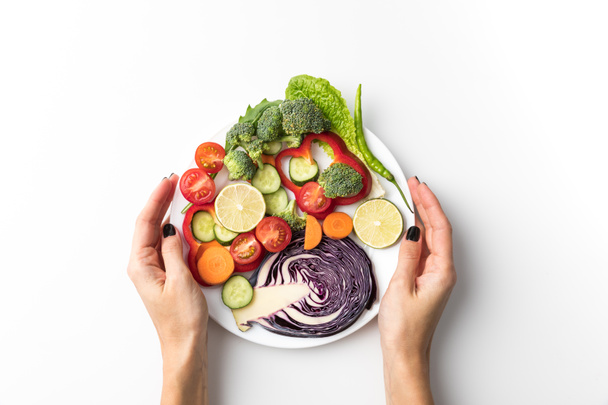 Frau hält Teller mit Salat - Foto, Bild