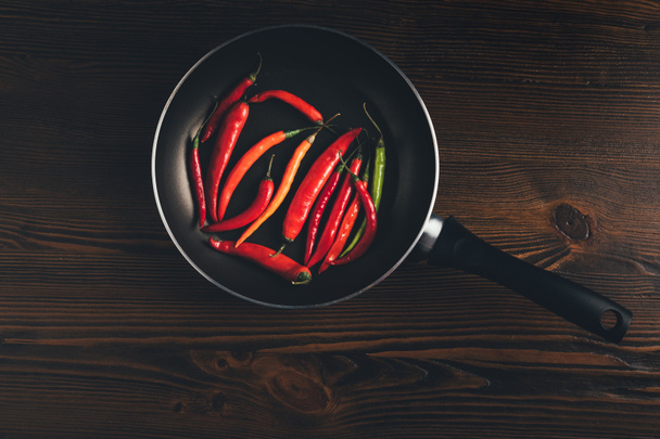 τηγάνι με κόκκινες πιπεριές τσίλι - Φωτογραφία, εικόνα