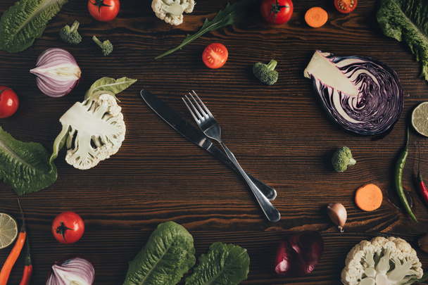 nóż i widelec z warzywami  - Zdjęcie, obraz