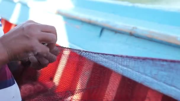 Pêcheur est réparer le filet de poisson
 - Séquence, vidéo