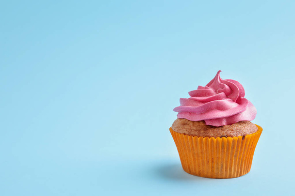 Tasty birthday cupcake - Foto, Imagen