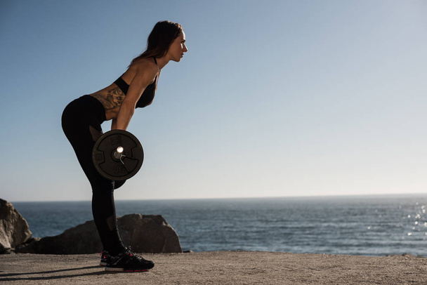 Fit woman lifting weights - Outdoor - Фото, зображення