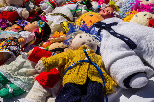Bambole giocattoli souvenir fatti a mano alla mostra di arti popolari
 - Foto, immagini