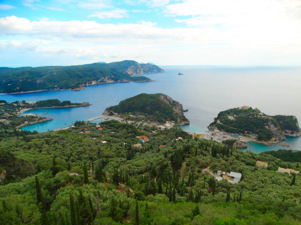 Paleokastritsa modré laguny pobřeží krajina Jónského moře na ostrově Korfu  - Fotografie, Obrázek