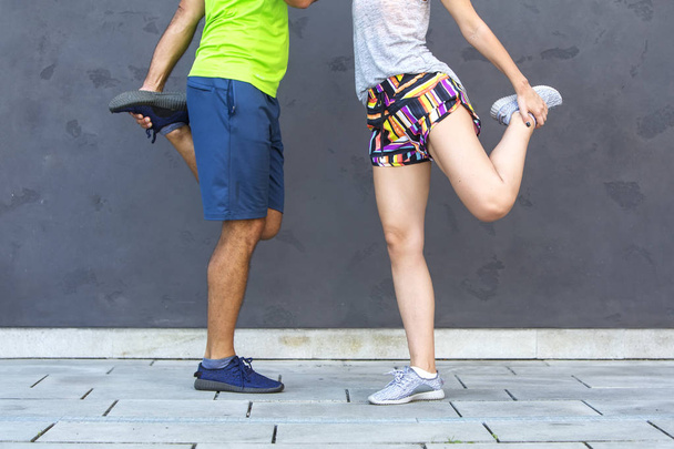Mujer atractiva haciendo ejercicio con un entrenador personal fuera en s
 - Foto, imagen