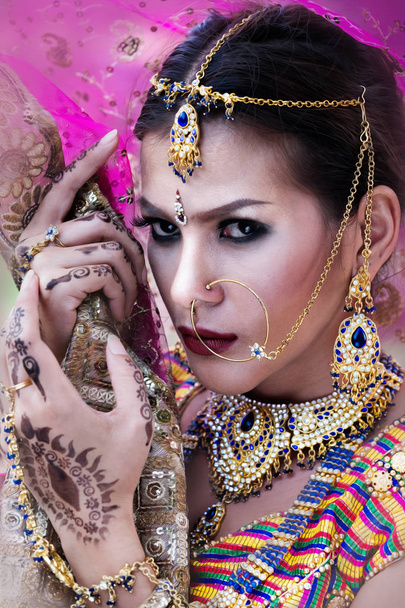 Close up Hermosa chica india Joven modelo de mujer hindú con kund
 - Foto, imagen