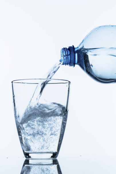 pour water into a glass - Foto, Imagen