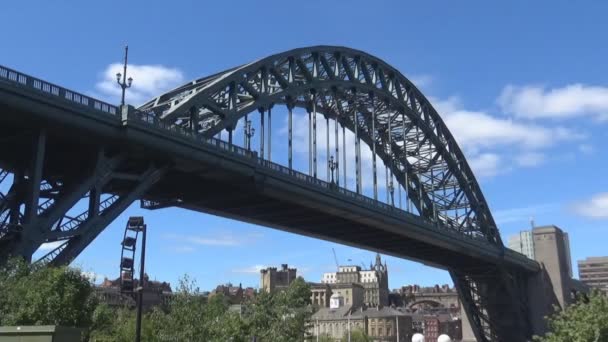 A híd a Tyne folyó Newcastle upon Tyne. Északkelet-Angliában jelképe. - Felvétel, videó