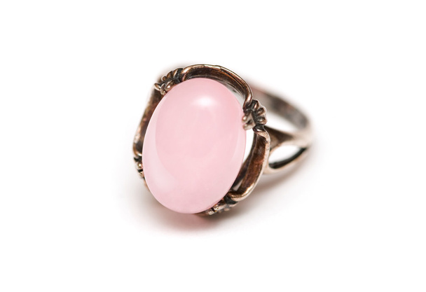 Ring mit einem rosa Stein - Foto, Bild