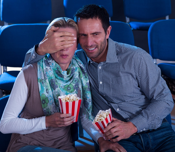 Couple regardant un film réagissant dans l'horreur
 - Photo, image