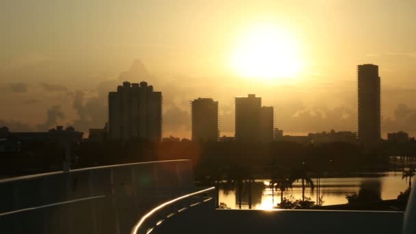  マイアミ、フロリダ州、アメリカ合衆国 - 2017 年 9 月 12 日: マイアミ ハリケーン イルマ、マイアミ、建物の後ろに太陽のクルーズ船からの映像の美しいパノラマ ビュー後 - 映像、動画