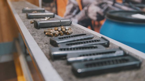 Pistolenclips mit Kugeln in Schießstand - Foto, Bild