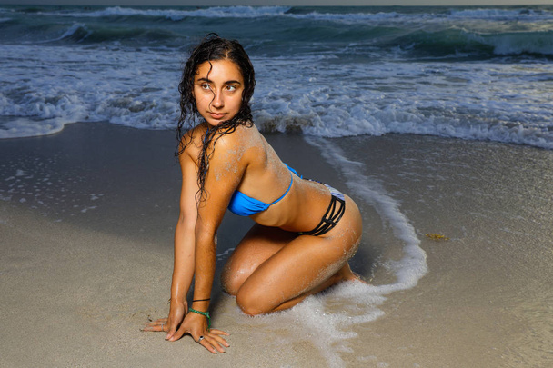 Natte bikini model bedekt met zand - Foto, afbeelding