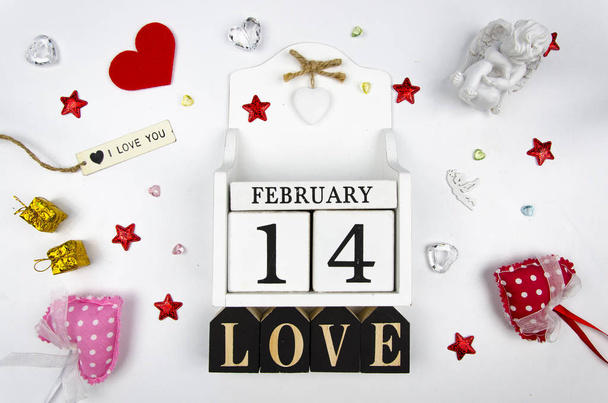 Valentines Day flat lay composition with 14 february calendar. - Foto, afbeelding