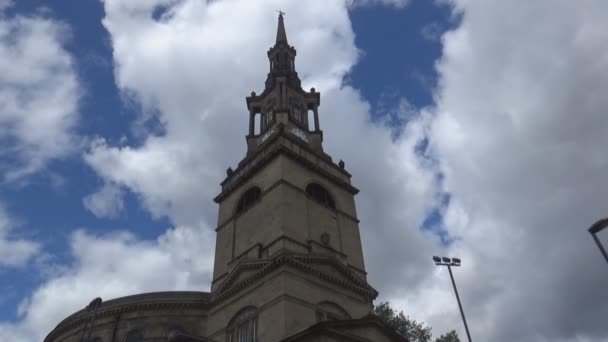 Kék ég, és egy régi, ősi torony, Newcastle upon Tyne, Anglia - Felvétel, videó