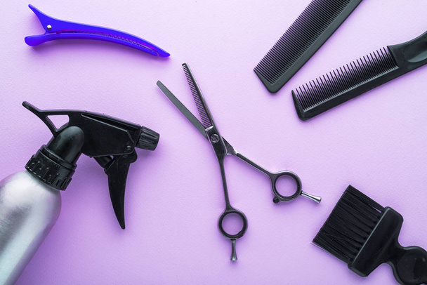 Friseur-Tools auf farbigem Hintergrund mit Kopierraum. Ansicht von oben - Foto, Bild