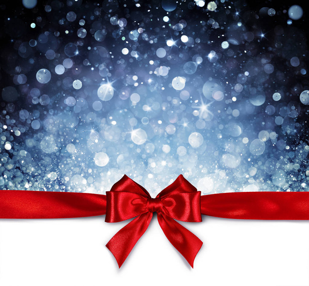 Piros szalag, fényes kék háttér - karácsonyi kártya - Fotó, kép