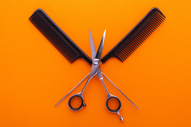 Salon fryzjerski narzędzia na tle kolor kopia miejsce. Widok z góry - Zdjęcie, obraz