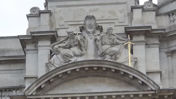 Két ősi szobrok előlapján található egy épületben, London Uk - Felvétel, videó