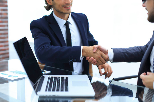 parceiros de negócios handshake na frente do laptop aberto
 - Foto, Imagem