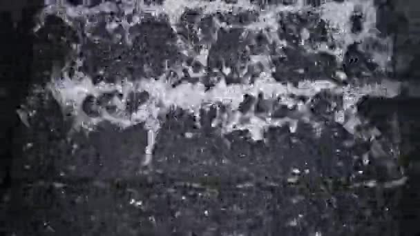 Víz folyik a fekete háttér - Felvétel, videó