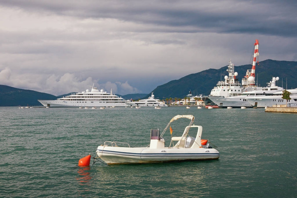 Pohled na přístav jachet Porto Montenegro v Jadranu. Tivat, Černá Hora - Fotografie, Obrázek