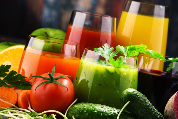 Glazen met verse organische fruit en vruchtensappen - Foto, afbeelding