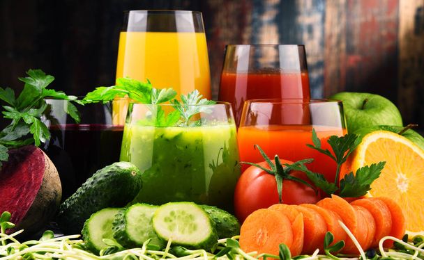 Szemüveg, friss, bio zöldség- és gyümölcslevek - Fotó, kép