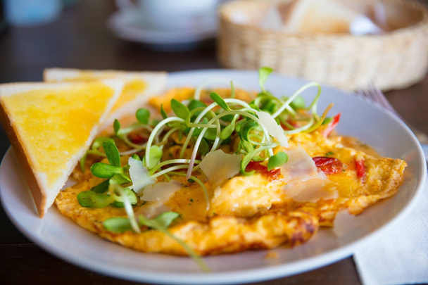 Spaanse omelet geserveerd op tafel In Restaurant - Foto, afbeelding