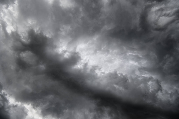 Темне драматичне бурхливе небо з сірими важкими хмарами. Ідеально підходить для шпалер, обгортання, тканини, фону, одягу, принтів, банерів
 - Фото, зображення