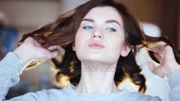 Closeup of beautiful brunette girl posing and smiling - Metraje, vídeo