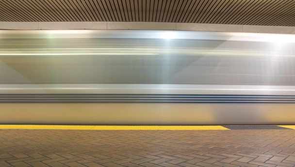 μια έκθεση του χρόνου ενός τρένου, στο σταθμό του υπόγειου σιδηρόδρομου - Φωτογραφία, εικόνα