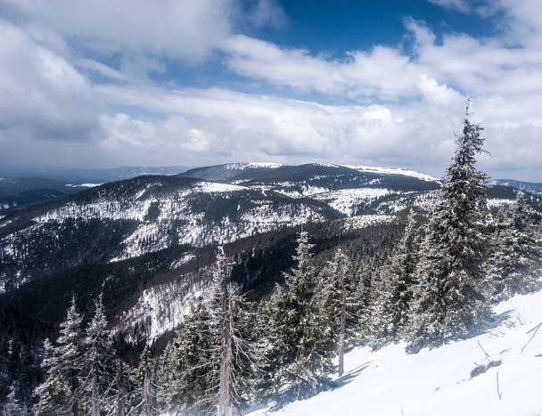 Télen a hó és a kék ég, a felhők Jeseníky hegyek - Fotó, kép