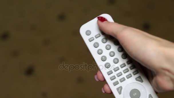Een vrouw schakelt de Tv remote control - Video