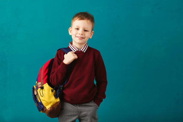 Χαρούμενα στοχαστικό μικρό αγόρι σχολείο στο σχολείο ομοιόμορφη με μεγάλο - Φωτογραφία, εικόνα
