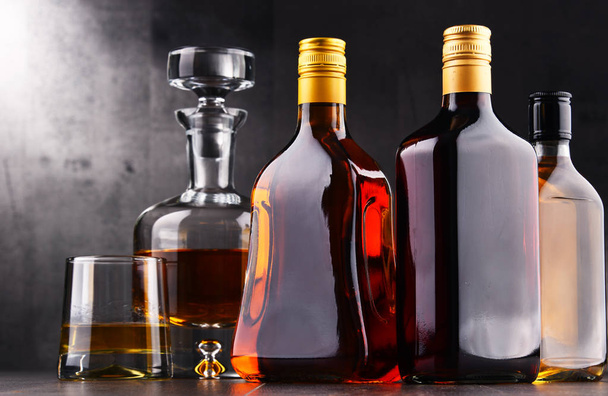 Karafy a láhve nejrůznějších alkoholických nápojů. - Fotografie, Obrázek